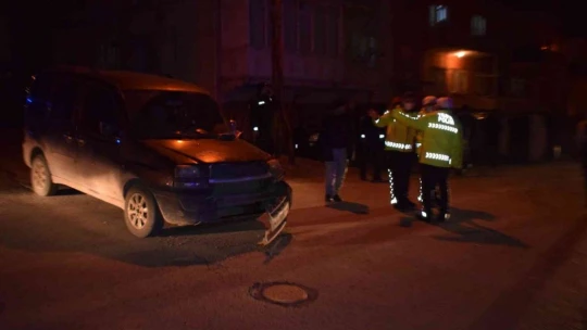 Hafif ticari araçla çarpışan minibüs devrildi: 5 yaralı