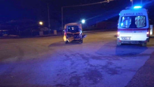 Hafif ticari araçla çarpışan panelvan devrildi: 1 yaralı