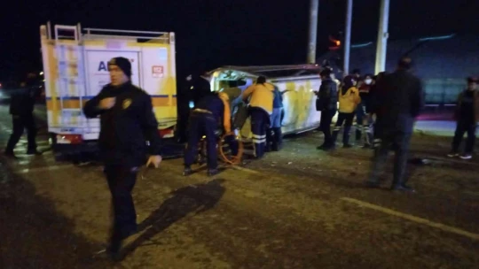 Hafif ticari araçla çarpışan panelvan devrildi: 1 yaralı