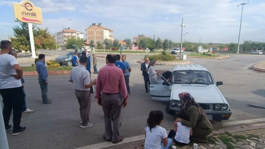 Hafif ticari araçla otomobil çarpıştı