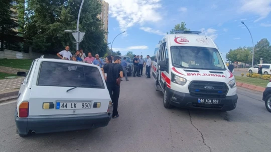 Hafif ticari araçla otomobil çarpıştı