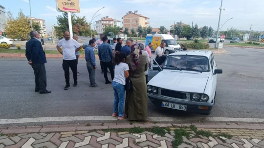 Hafif ticari araçla otomobil çarpıştı