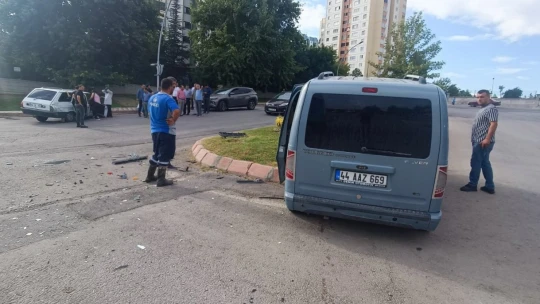 Hafif ticari araçla otomobil çarpıştı