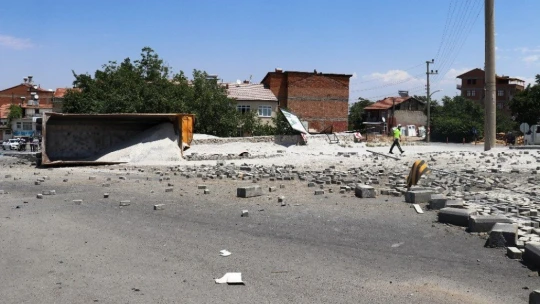 Hafriyat kamyonu ortalığı savaş alanına çevirdi