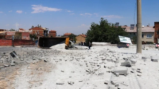 Hafriyat kamyonu ortalığı savaş alanına çevirdi