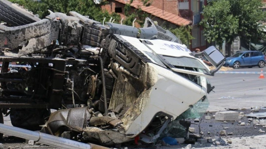 Hafriyat kamyonu ortalığı savaş alanına çevirdi