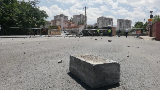 Hafriyat kamyonu ortalığı savaş alanına çevirdi