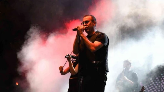 Haluk Levent, konser alanındaki pamuk şekerlerini aldı