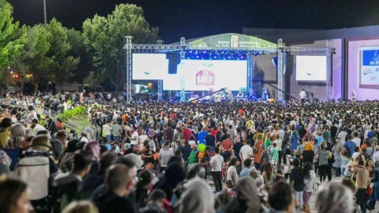 Haluk Levent, konser alanındaki pamuk şekerlerini aldı
