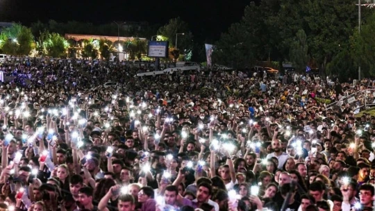 Haluk Levent, konser alanındaki pamuk şekerlerini aldı