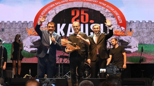 Haluk Levent, konser alanındaki pamuk şekerlerini aldı