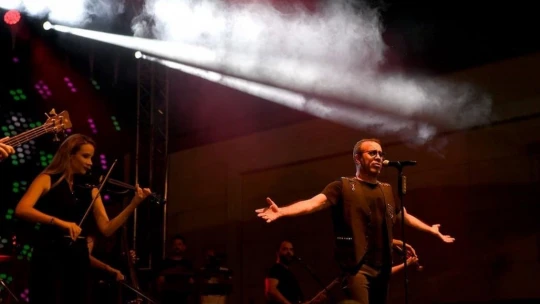 Haluk Levent, konser alanındaki pamuk şekerlerini aldı