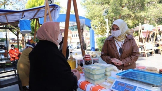 Hanımeli Pazarı yoğun ilgi görüyor