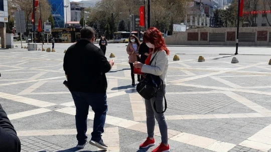 Hastalığı kısıtlamayı unutturdu, evine polis bıraktı