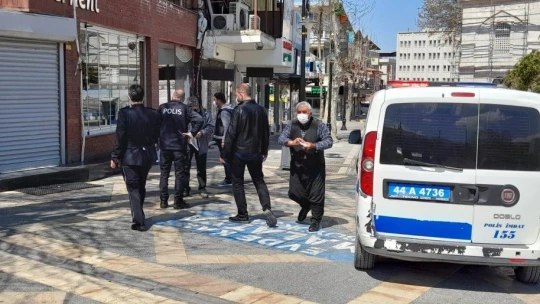 Hastalığı kısıtlamayı unutturdu, evine polis bıraktı