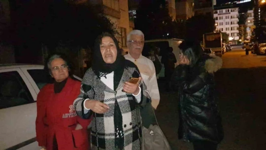Hatay merkezli iki deprem Alanya'yı da sokağa döktü