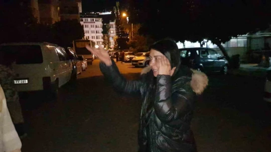 Hatay merkezli iki deprem Alanya'yı da sokağa döktü