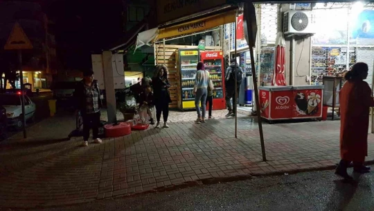 Hatay merkezli iki deprem Alanya'yı da sokağa döktü