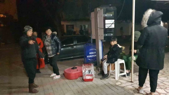 Hatay merkezli iki deprem Alanya'yı da sokağa döktü