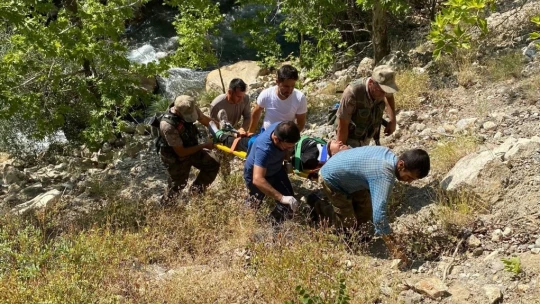Hayvan otlatırken, 150 metre uçurumdan aşağı yuvarlandı