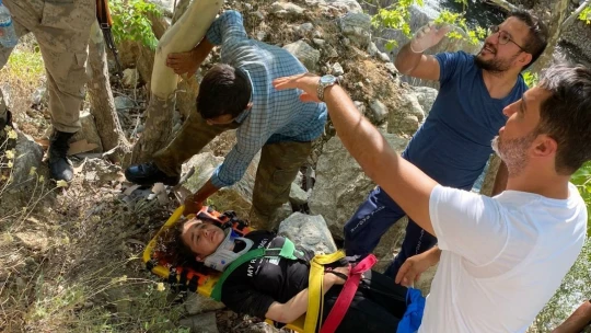 Hayvan otlatırken, 150 metre uçurumdan aşağı yuvarlandı