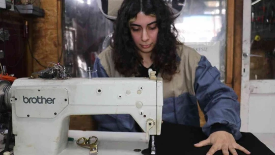 Hem baba mesleğini öğreniyor hem de okuyor