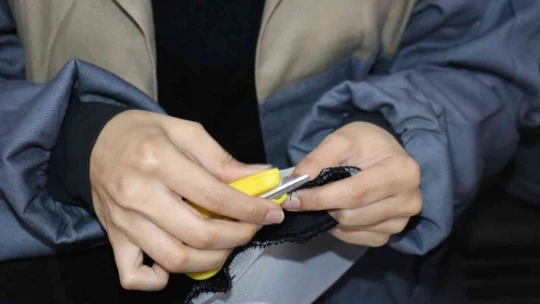 Hem baba mesleğini öğreniyor hem de okuyor