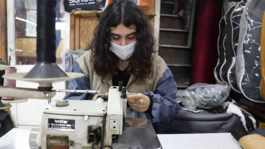 Hem baba mesleğini öğreniyor hem de okuyor