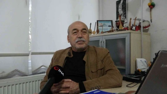 Hem çalıyor hem söylüyor hem öğretiyor