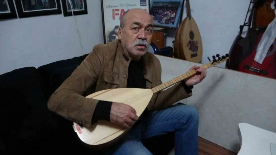 Hem çalıyor hem söylüyor hem öğretiyor