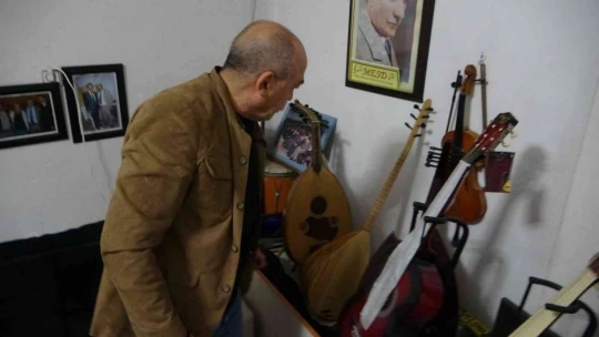 Hem çalıyor hem söylüyor hem öğretiyor