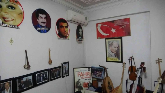 Hem çalıyor hem söylüyor hem öğretiyor