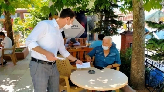 Hem maske dağıttı, hem veda etti