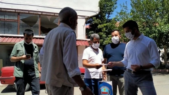 Hem maske dağıttı, hem veda etti