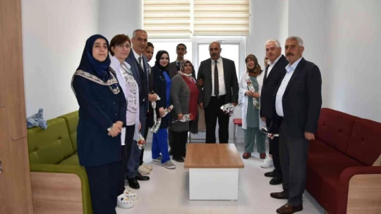 Hemşirelere karanfilli kutlama