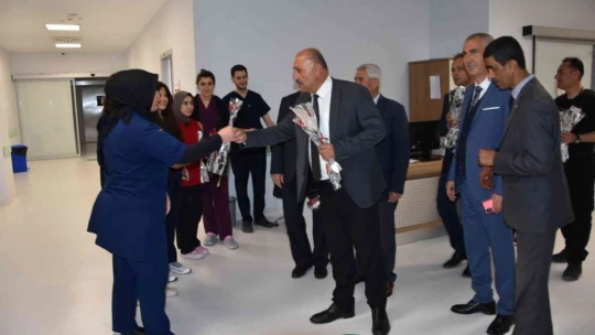 Hemşirelere karanfilli kutlama