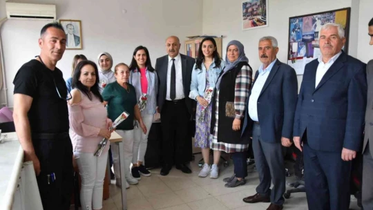 Hemşirelere karanfilli kutlama