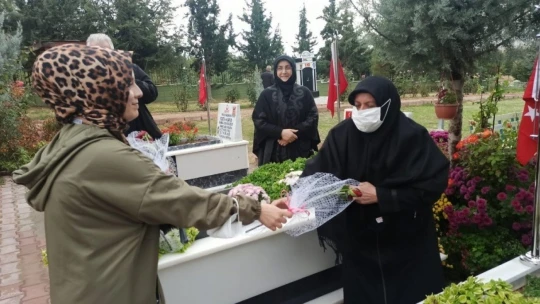 Her şehit için bir fidan toprakla buluşturuldu