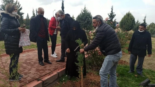 Her şehit için bir fidan toprakla buluşturuldu