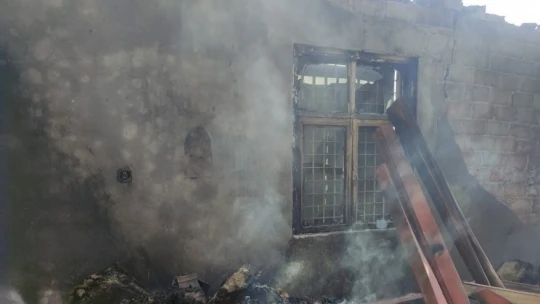 Hırsız girdiği evi yaktı