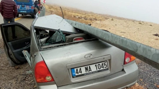 Hurdaya dönen araçtan sağ çıktılar