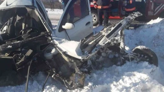 Hurdaya dönen araçtan yaralı olarak kurtuldu