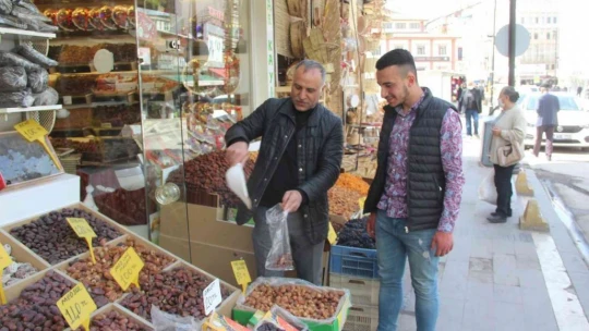 Hurmalar tezgahları renklendirdi