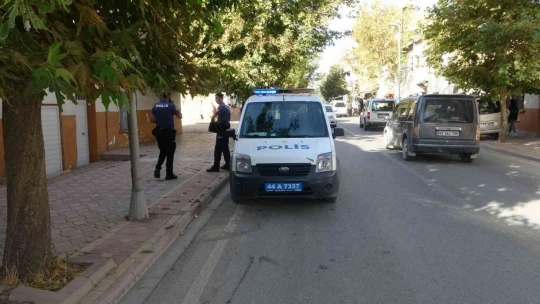 Husumetlisini sırtından bıçakladı