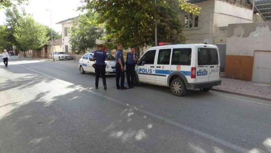 Husumetlisini sırtından bıçakladı