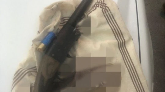 Husumetlisinin aracına tüfekle ateş açtı, yakalandı