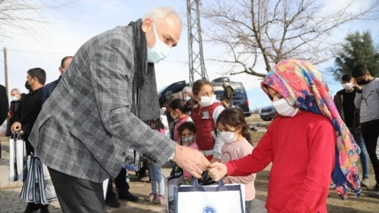 İhtiyaç sahibi çocukların yüzü güldü