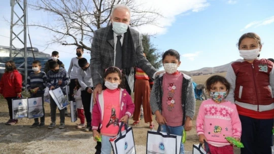 İhtiyaç sahibi çocukların yüzü güldü