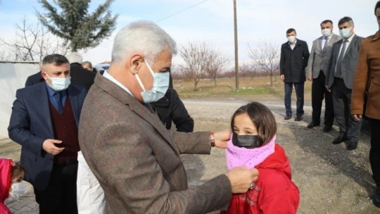 İhtiyaç sahibi çocukların yüzü güldü