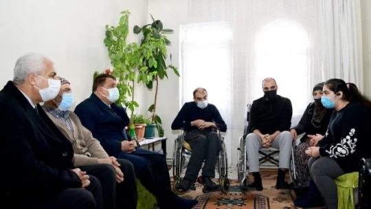 İhtiyaç sahibi engellilere tablet ve gıda paketi